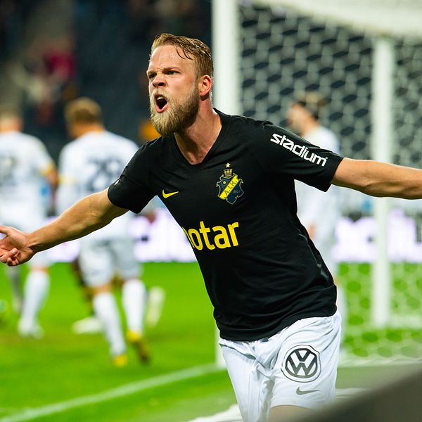 Daniel Sundgren firar vad som blev AIK:s segermål (1-0) hemma mot Häcken.