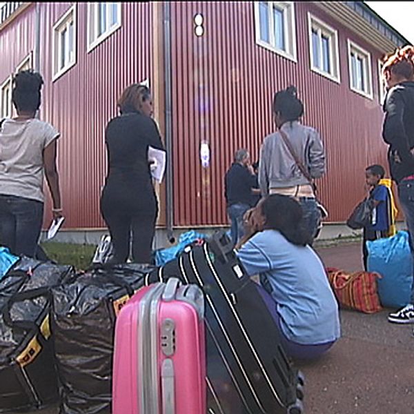 De första flyktingarna anländer till försvarets kaserner i Trängslet i Älvdalen.