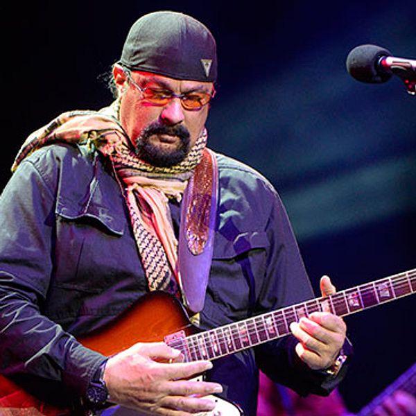 Steven Seagal och han bluesband turnerar under sommaren runt om i Europa.