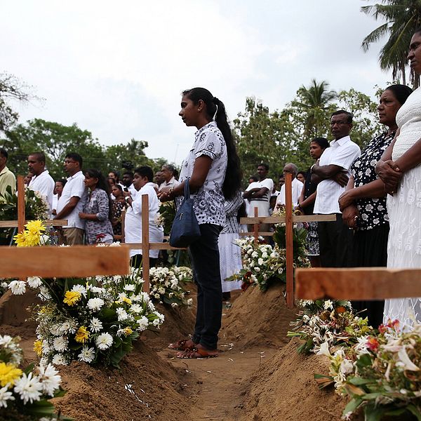 En av hundratals begravningar efter terrordåden i Sri Lanka – hundratals människor dödades i attackerna
