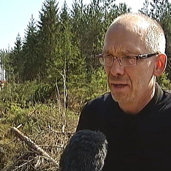 Mattias Dahlqvist, brandman från Katrineholm, berättar om jobbet med att släcka branden i Tjällmo norr om Motala