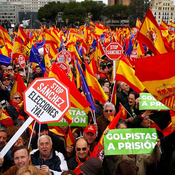 Demonstranter mot Pedro Sànchez socialdemokratiska regering i februari 2019, som efterlyser nyval.