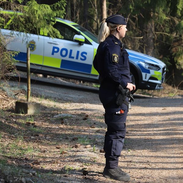 Polis vid plats för överfallsvåldtäkt i Länna