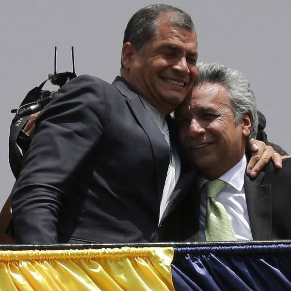 Ecuadors ex-president Rafael Corea och den nuvarande presidenten Lenin Moreno, under valet 2017.