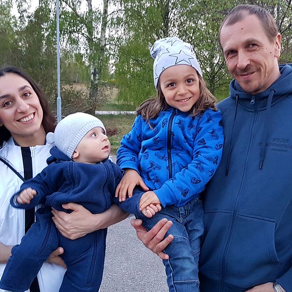 Paret Luisine Djanyan och Aleksej Knedljakovskij tillsammans med sina två barn.