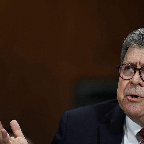 Justitieminister William Barr vittnar i kongressen.