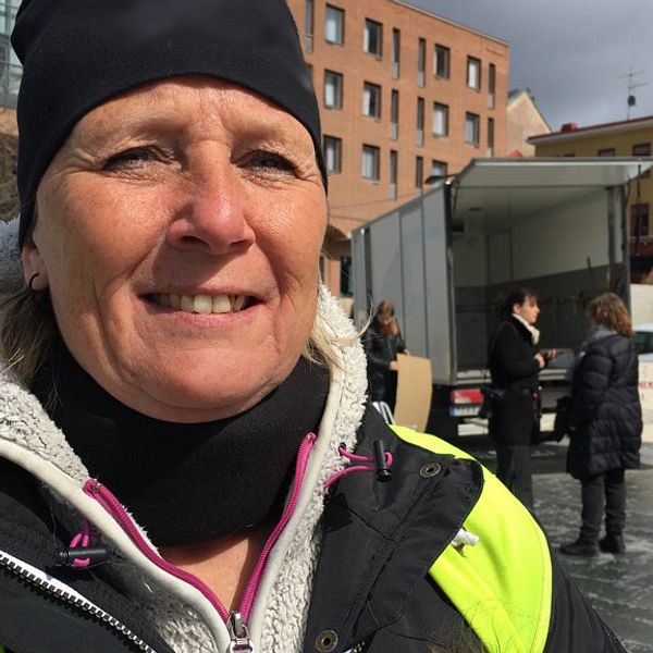 medelålders kvinna på torget i Östersund