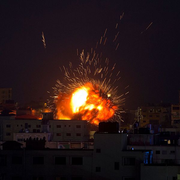 En explosion vid en byggnad i Gazaremsan orsakad av en israelisk flygattack.