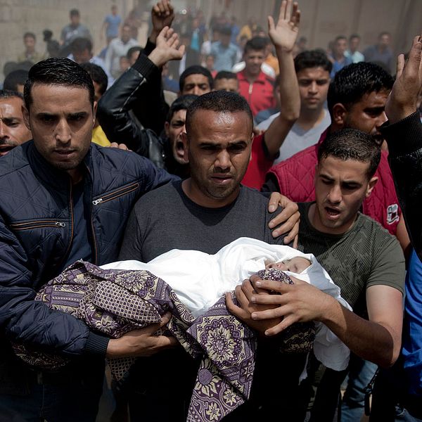 Palestinier sörjer det 14-månader gamla barn som dödats i Gaza.