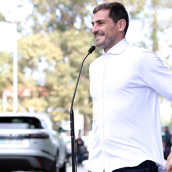 Iker Casillas lämnar sjukhuset och talar till det samlade pressuppbådet.