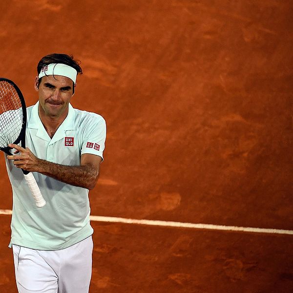Roger Federer spelade sin första tävlingsmatch på grus på tre år.