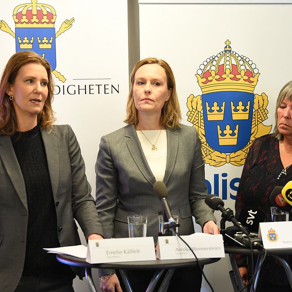 Fr v kammaråklagare Emelie Källfelt och Annika Wennerström samt Liz Berglund, Nationellt it-brottscentrum, Noa, under en pressträff i polishuset i Stockholm angående målet där sex personer, både män och kvinnor, åtalas för sexualbrott mot tolv barn, som skett både fysiskt och via nätet.