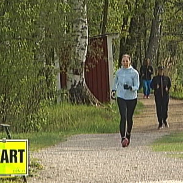 SVT Nyheter Örebros reporter Malin Gotlin joggar mot målgången på Parkrun i Örebro.