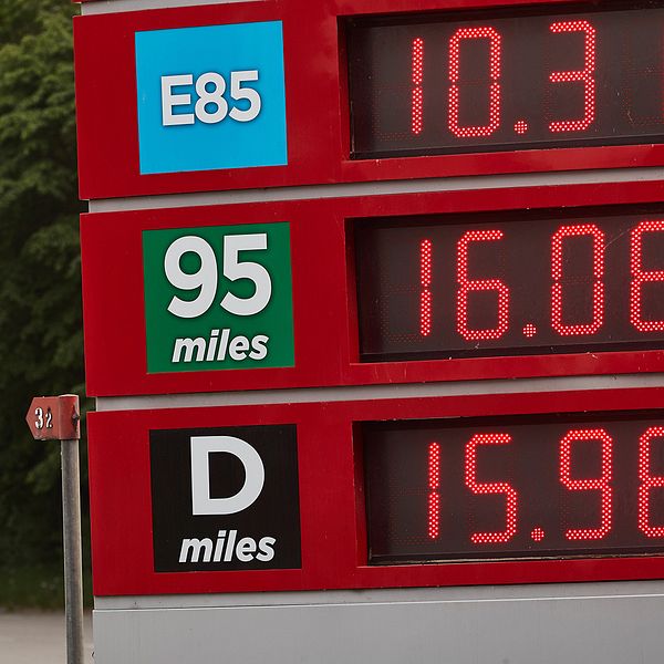 Ökningen i bensinpriserna behöver inte vara lika dramatisk som den verkar. Arkivbild.