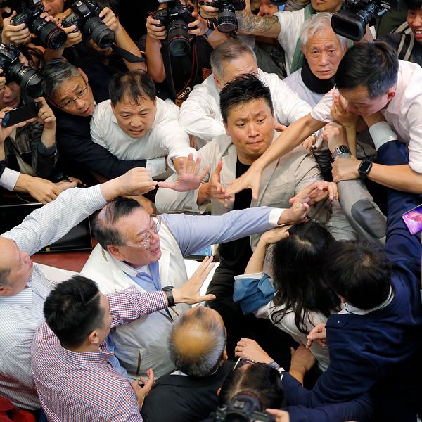 Ledamöter som värnar självstyret och Kina-lojalister bråkade i Hongkongs parlament om ett lagförslag om utlämningar.