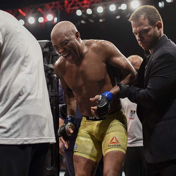 MMA-ikonen Anderson Silva lämnar oktagonen i smärta efter att ha skadat knäet.