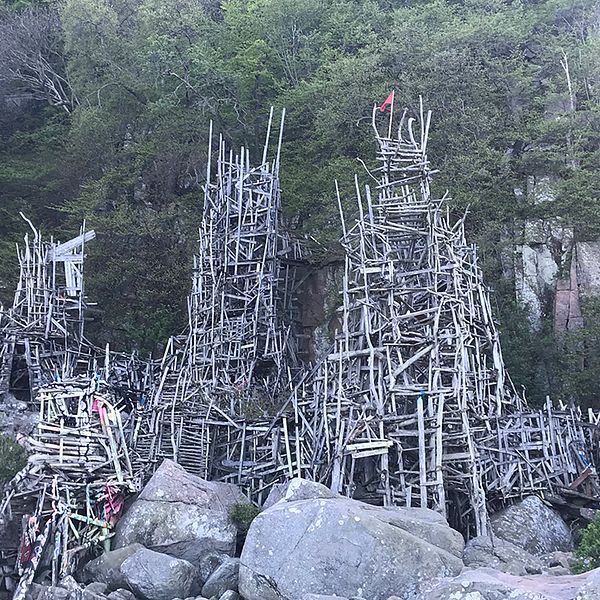 De halländska vandrarna klättrade upp i ena tornet på Lars Vilks konstverk Nimis. Därifrån fortsatte de upp längs bergssidan och kunde till slut inte ta sig därifrån.