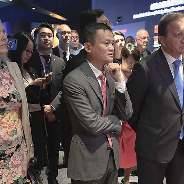 Dåvarande ambassadör Anna Lindstedt vid ett möte med Jack Ma (i mitten) och hans företag Alibaba under statsminister Löfvens besök i Kina i juni 2017.