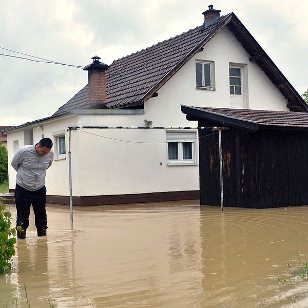 En man framför sin bostad i Banja Luka, Bosnien. Översvämmade floder i både Bosnien och i grannlandet Kroatien har förstört flera hem och vägar. Nu är man rädd att en liknande situation som drabbade Balkan under 2014 ska inträffa igen.