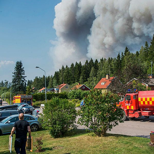 Skogsbranden väster om Sala fortsätter. Boende i Gammelby utanför Virsbo tvingas att lämna sina hem efter att räddningsledningen beslutat att hela byn skall evakueras.