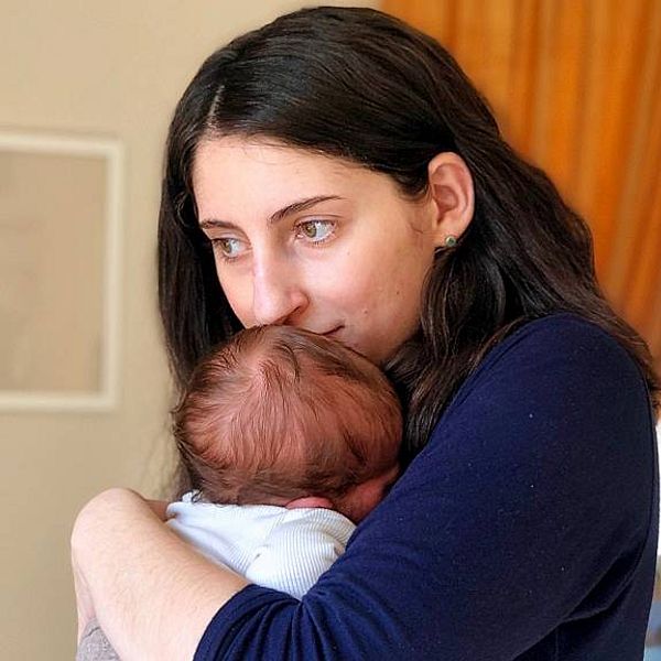 Anna – en ung kvinna som håller sin bebis nära