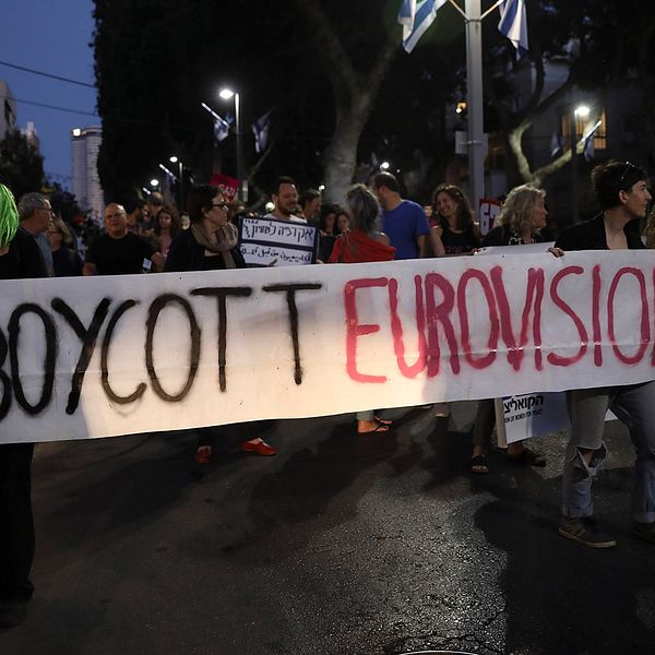 Bilden föreställer fredsaktivister som uppmanar att lyfta Gazas blockad och att bojkotta den pågående Eurovision song contest.