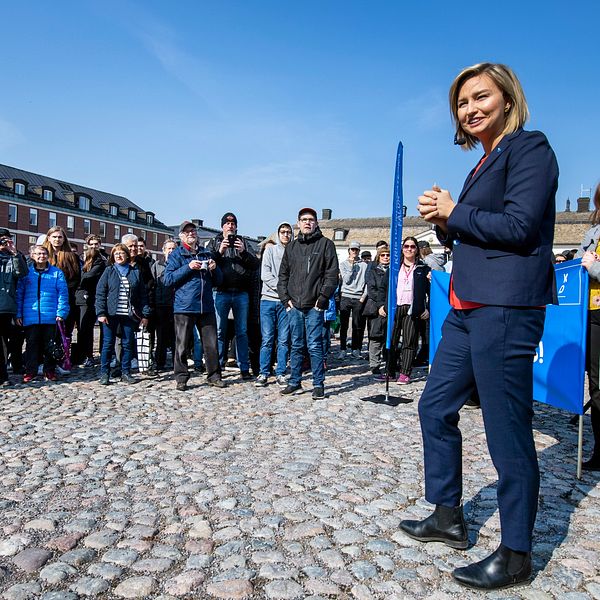 Kristdemokraternas partiledare Ebba Busch Thor valtalar på Stora Torget i Falun.