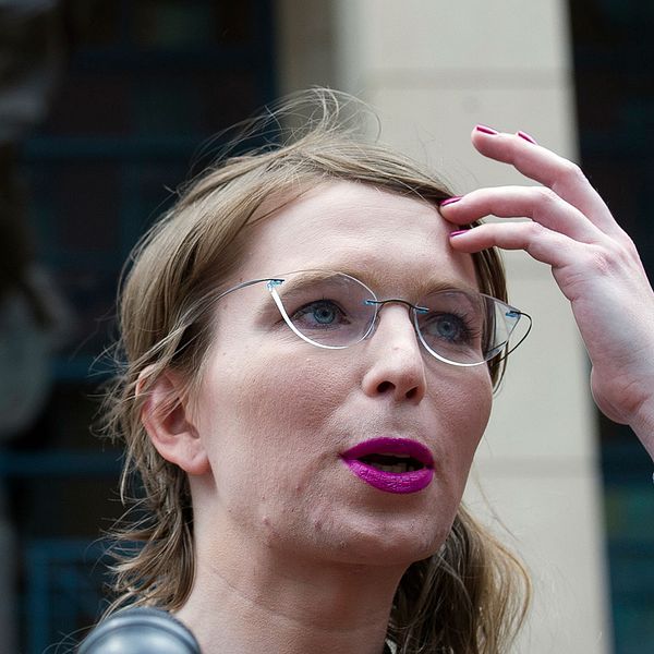 Chelsea Manning utanför domstolen i Alexandria.