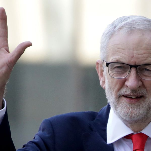 Labourledaren Jeremy Corbyn vinkar.