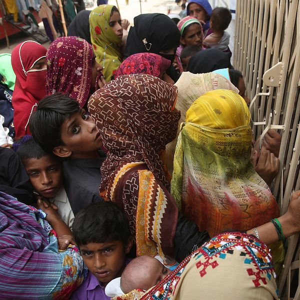 Invånare i den lilla staden Rotodero i Pakistan köar utanför sjukhuset efter vad man lokalt kallar en HIV-epidemi.