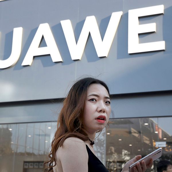 Kvinna utanför Huawei-butik