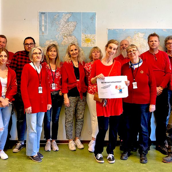 I Hässleholms kommun bär lärarna rött varje onsdag som protest mot nedskärningar inom skolan.