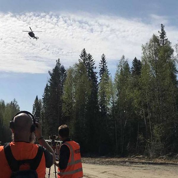Polisens helikopter hittade den försvunne mannen i skogarna kring Bjässjön norr om Indal.