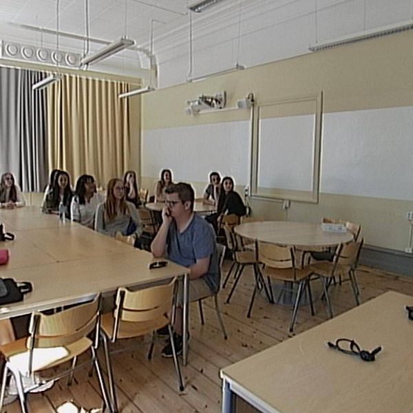 Lärare har lektion för gymnasieelever i Eskilstuna