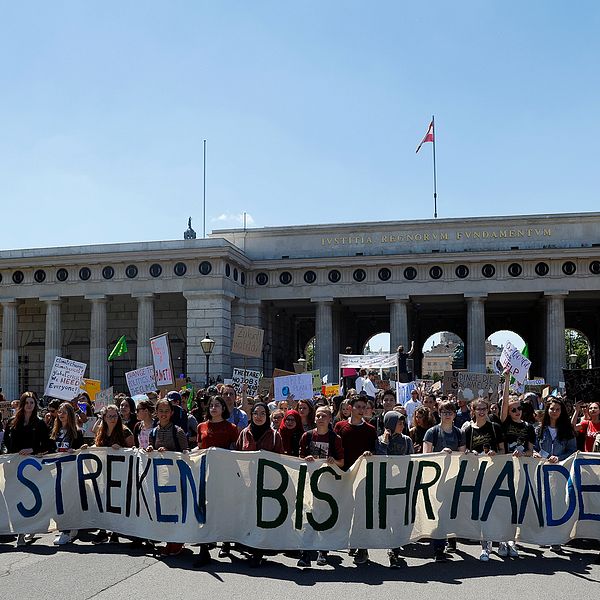 En banderoll med texten ”Vi strejkar tills ni agerar” hålls upp i Wien, Österrike.