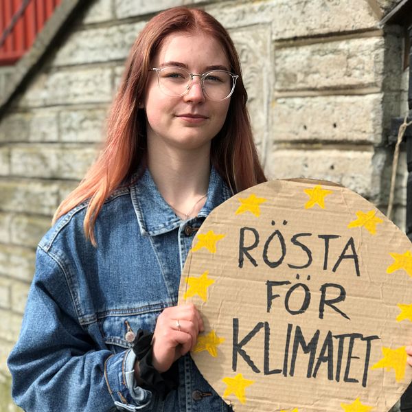 Felicia Andersson, Lidköping, med skylt ”Rösta för klimatet”