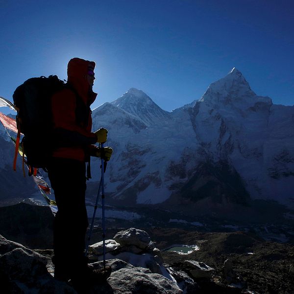 En klättrare framför Mount Everest.