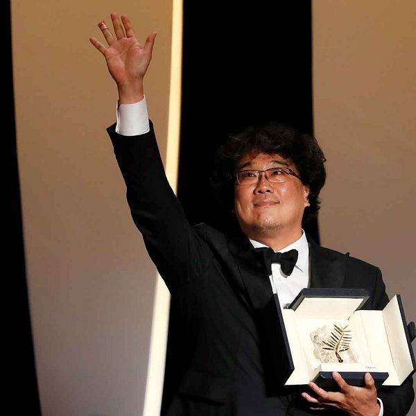 Den sydkoreanske filmregissören Bong Joon-Ho vinner Guldpalmen för Parasite.
