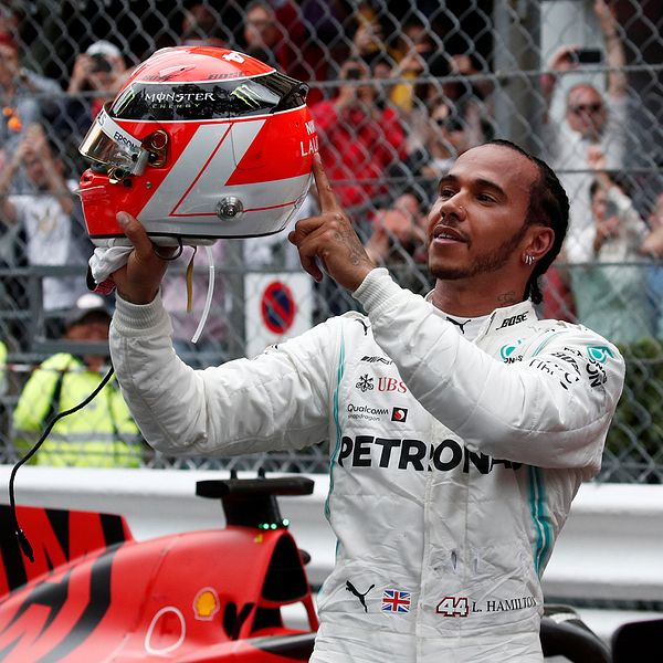 Hamilton visar upp sin Niki Lauda-hjälm efter segern i Monaco Grand Prix.