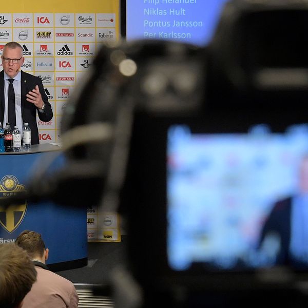 Janne Andersson presenterar EM-kvaltruppen i fotboll under en presskonferens.