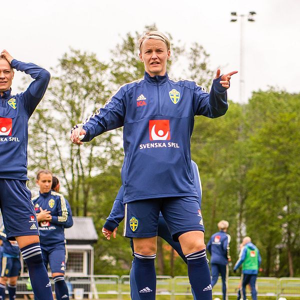 Både Fridolina Rolfö och Nilla Fischer fick avbryta dagens träning.