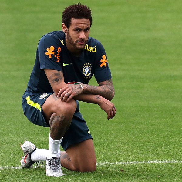 Neymar straffas av förbundskaptenen efter en incident i Frankrike med hans klubblag PSG.
