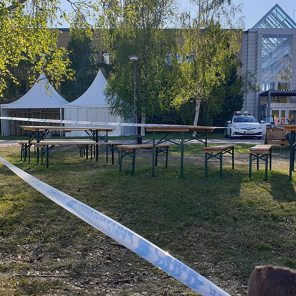 polistejp på campusområdet i Umeå, bänkar och partytält står kvar