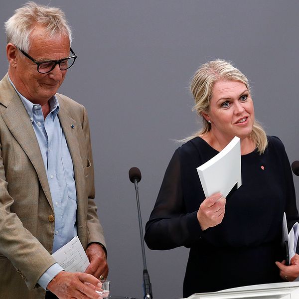 Utredare Sten Heckscher och socialminister Lena Hallengren.