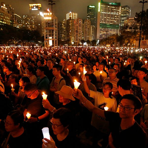 Tusentals personer i ljusmanifestationen i Hongkong.
