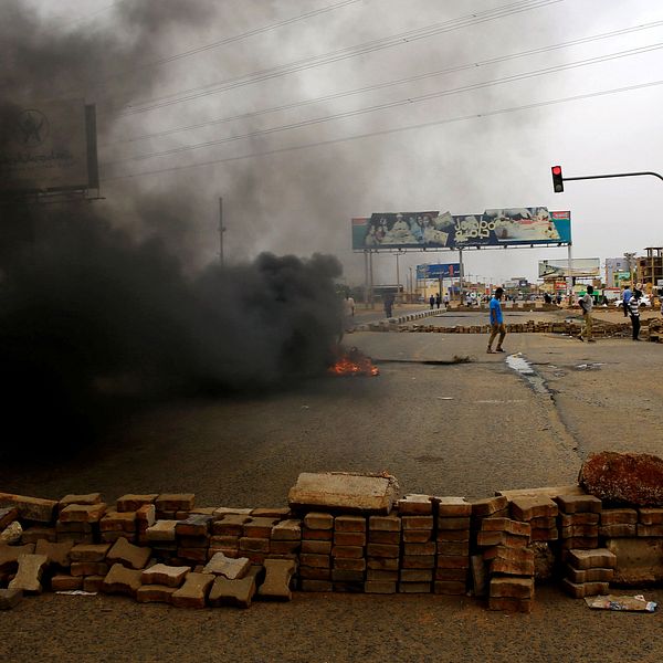 En demonstrant vid en barrikad i Khartoum, Sudan.