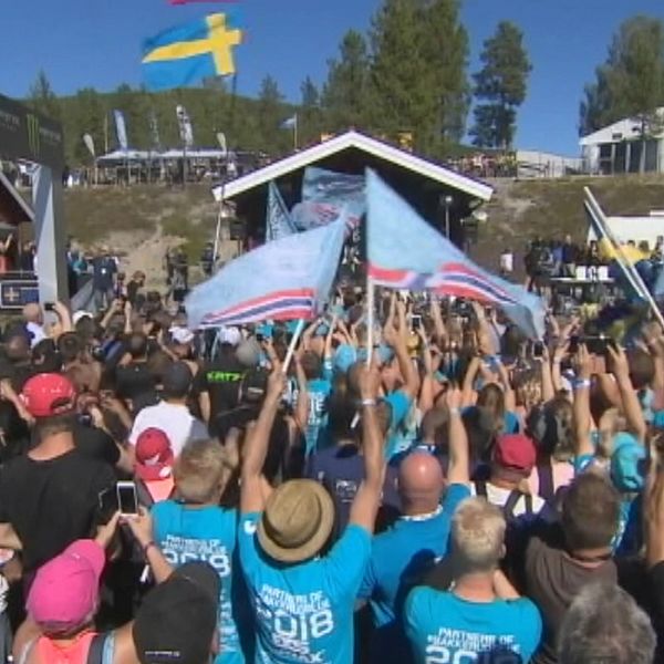 Folk firar med flaggor på rallycorss-tävling