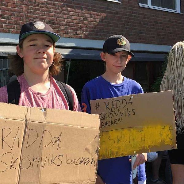 13-åriga Loke Bouvin och Felix Kristiansson demonstrerade utanför kommunhuset i Timrå.