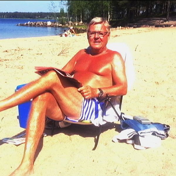 Soldyrkaren Kjell Wahlgren spenderar många timmar i solstolen på Gültzaudden i Luleå.