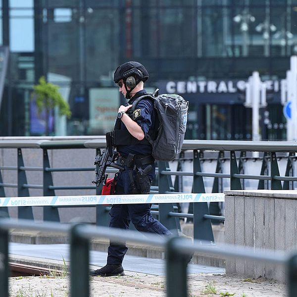 Polisen sköt en man vid Malmö centralstation sedan denne uppträtt hotfullt. Byggnaden fick i samband med ingripandet utrymmas på grund av larm om ett misstänkt föremål.